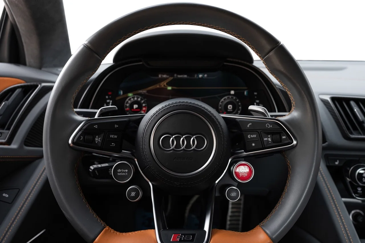 Rattet og førerplassen i vår Audi R8 V10+, med Audi-logo og R8-emblem