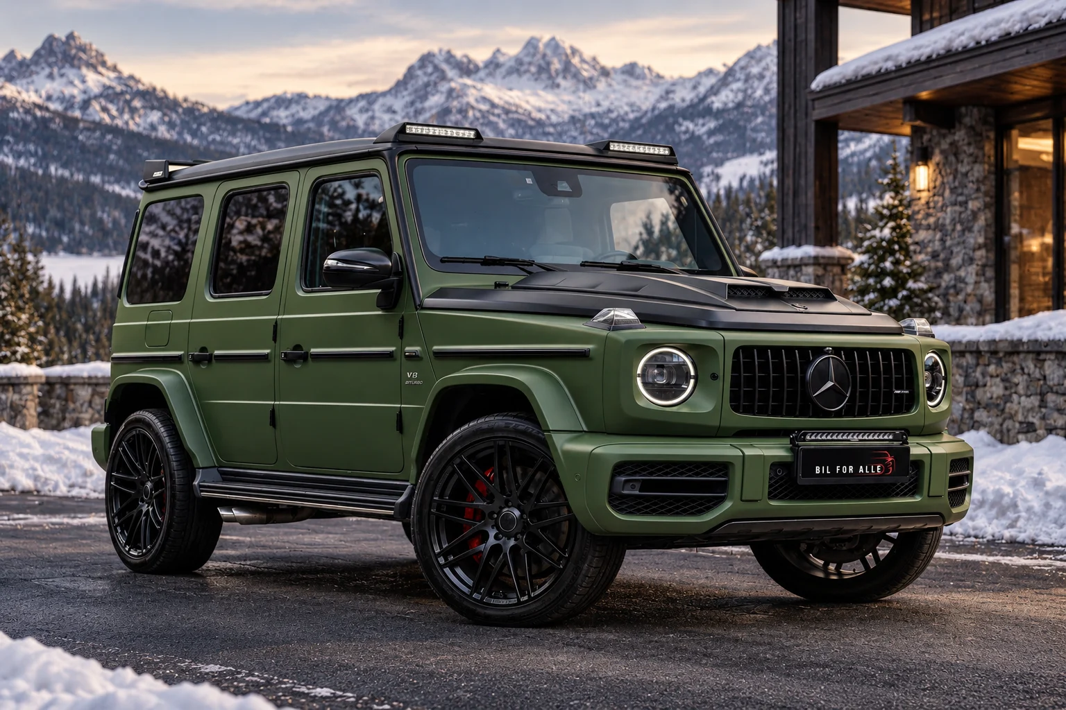 Mercedes G-klasse ved en fjellhytte i vinterlandskap – redaksjonell illustrasjon